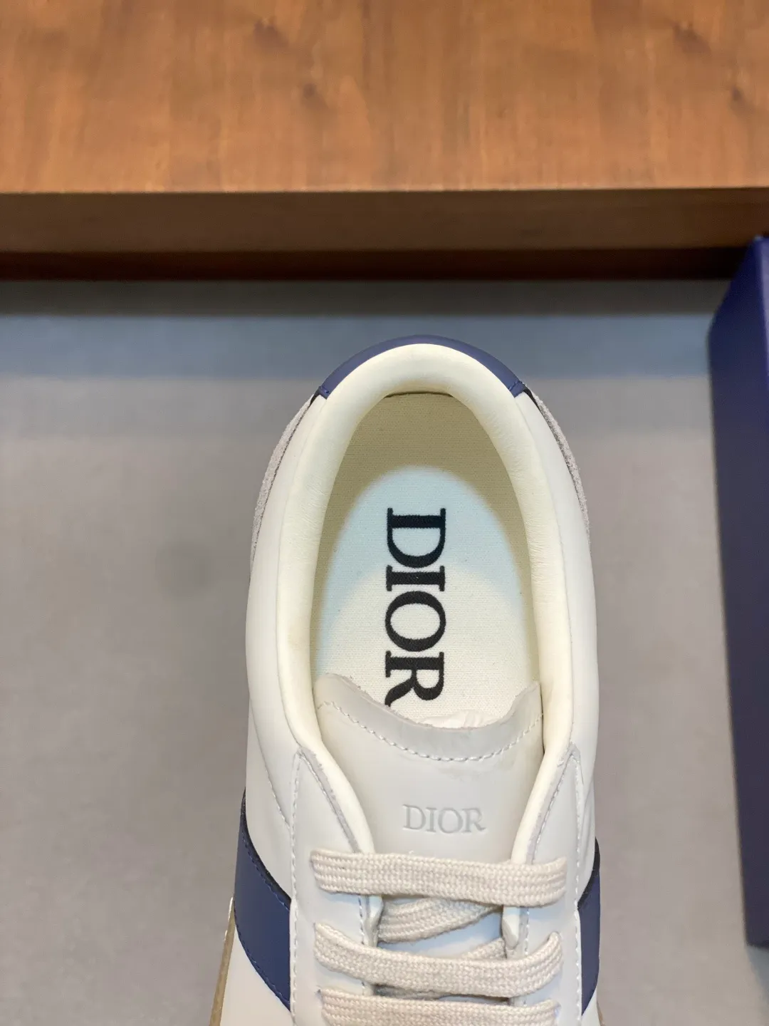 Factory price: 400💰Dior series casual sports shoes, skateboard shoes, original purchase, development and production. This sports shoe is a new product for the fall of 2023. It reinterprets the classic tennis shoes. The fashionable silhouette highlights the thick feeling. Crafted from navy and white jacquard with Oblique print and suede panels, it features a distinctive padded tongue embossed with the Dior signature, wide navy mohair laces and brass eyelets with a matte tonal finish. White rubber sole with Dior Oblique pattern, enhanced by a contrasting Dior 30 Avenue Montaigne signature on the rear. It can add fashionable temperament to casual looks. Exquisite packaging at the delivery counter 🛍📦 ▪️ Fabric: Original customized Oblique presbyopia + cowhide ▪️ Lining: Original customized sheepskin + breathable mesh ▪️ Sole: Original molded anti-slip rubber material ▪️ Bottom thickness: 4CM ▪️ Size: Men's 38-45 (38, 45, 46 customized)